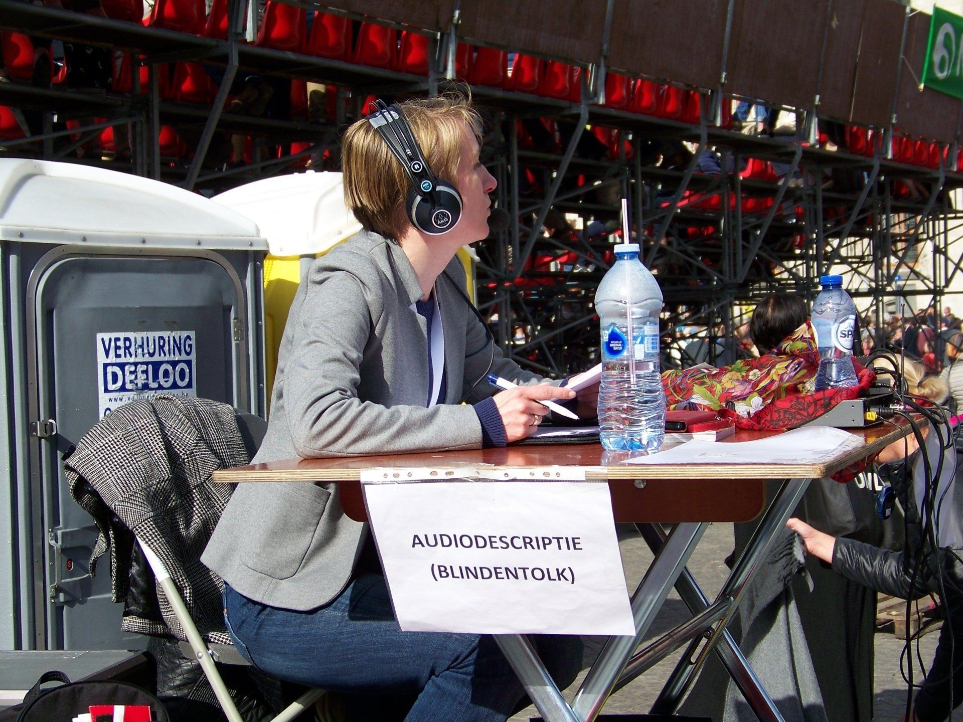 Susanne Verberk aan het beschrijven tijdens een live-evenement in Brugge