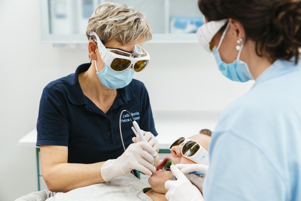 Behandlung von Parodontitis per Dental-Laser Behandlung von Parodontitis per Dental-Laser