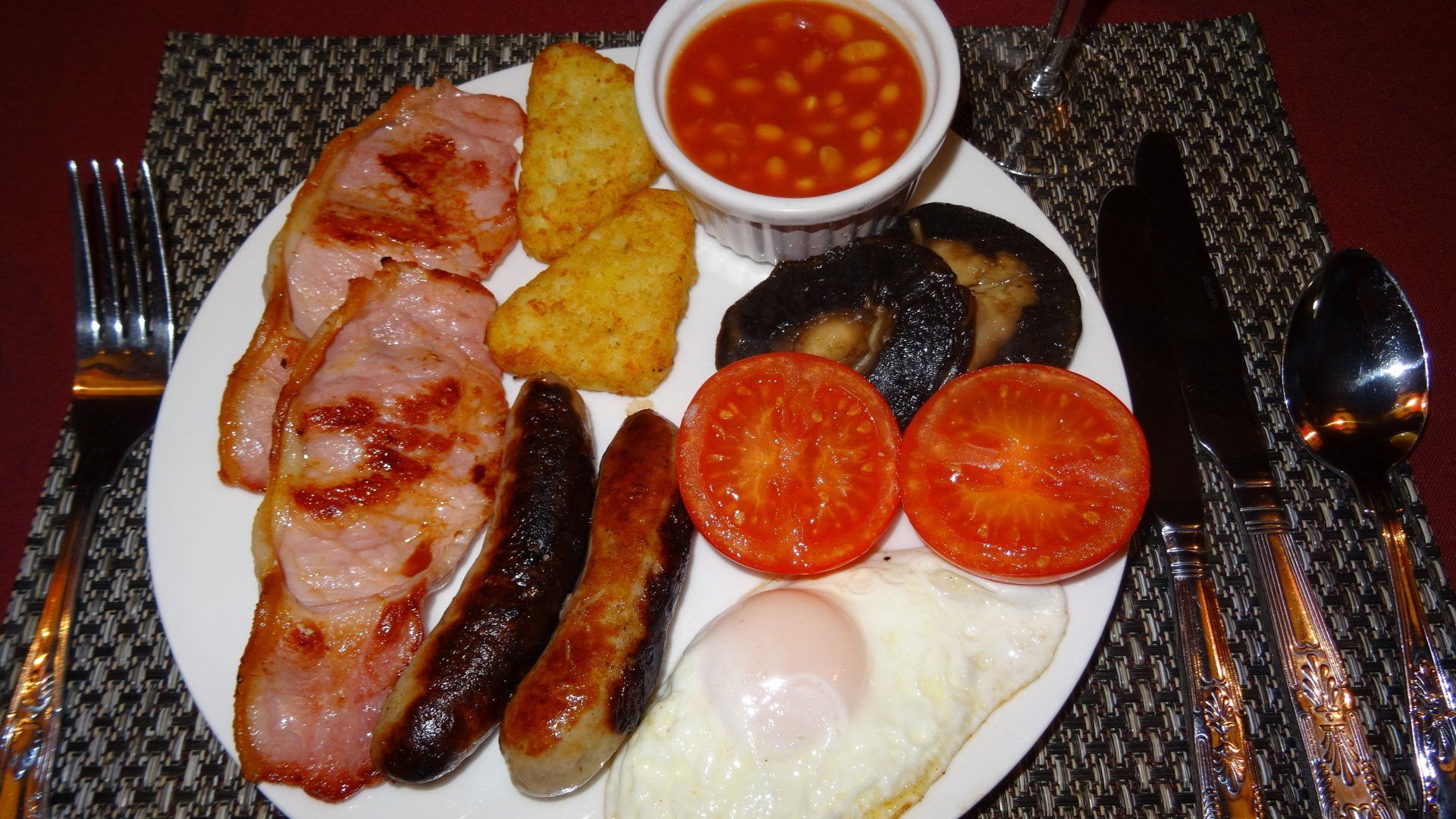 Full English breakfast: bacon, sausage, fried egg, beans, tomatoes, hash browns, black pudding.