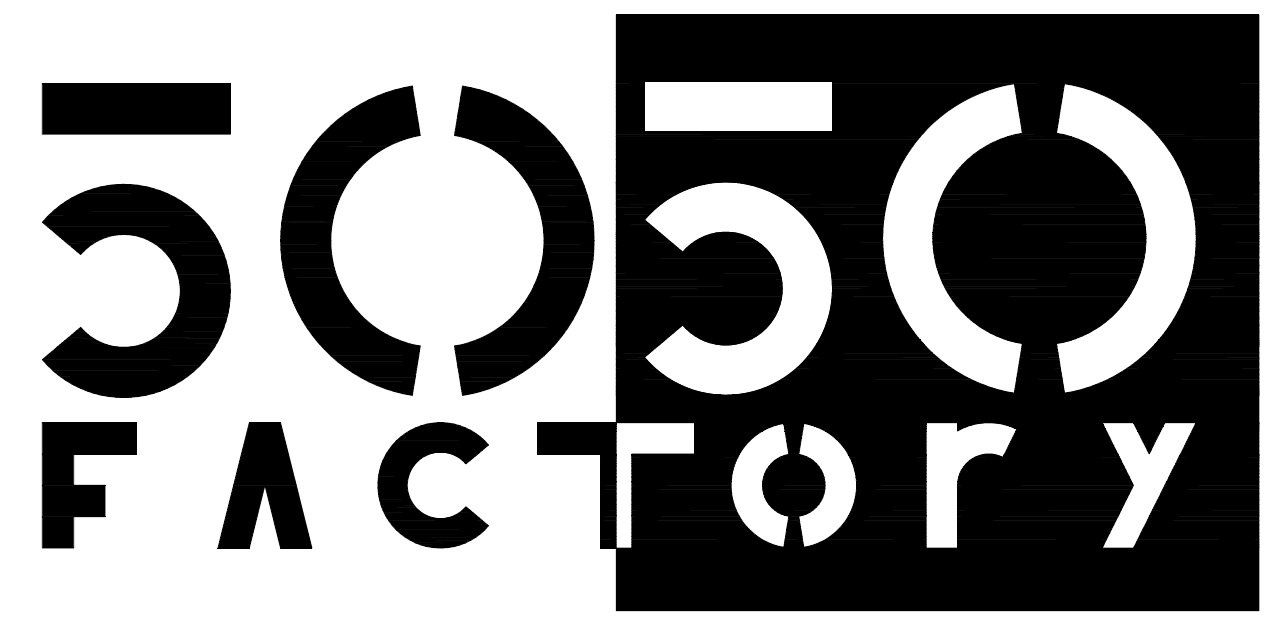 Zwart-wit 5050 Factory-logo met gestileerde tekst in een rechthoekige lay-out.