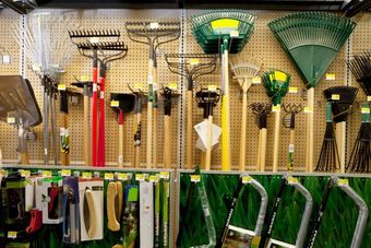 Articoli per giardinaggio rastrelli, forbici da giardiniere, attrezzi per giardino