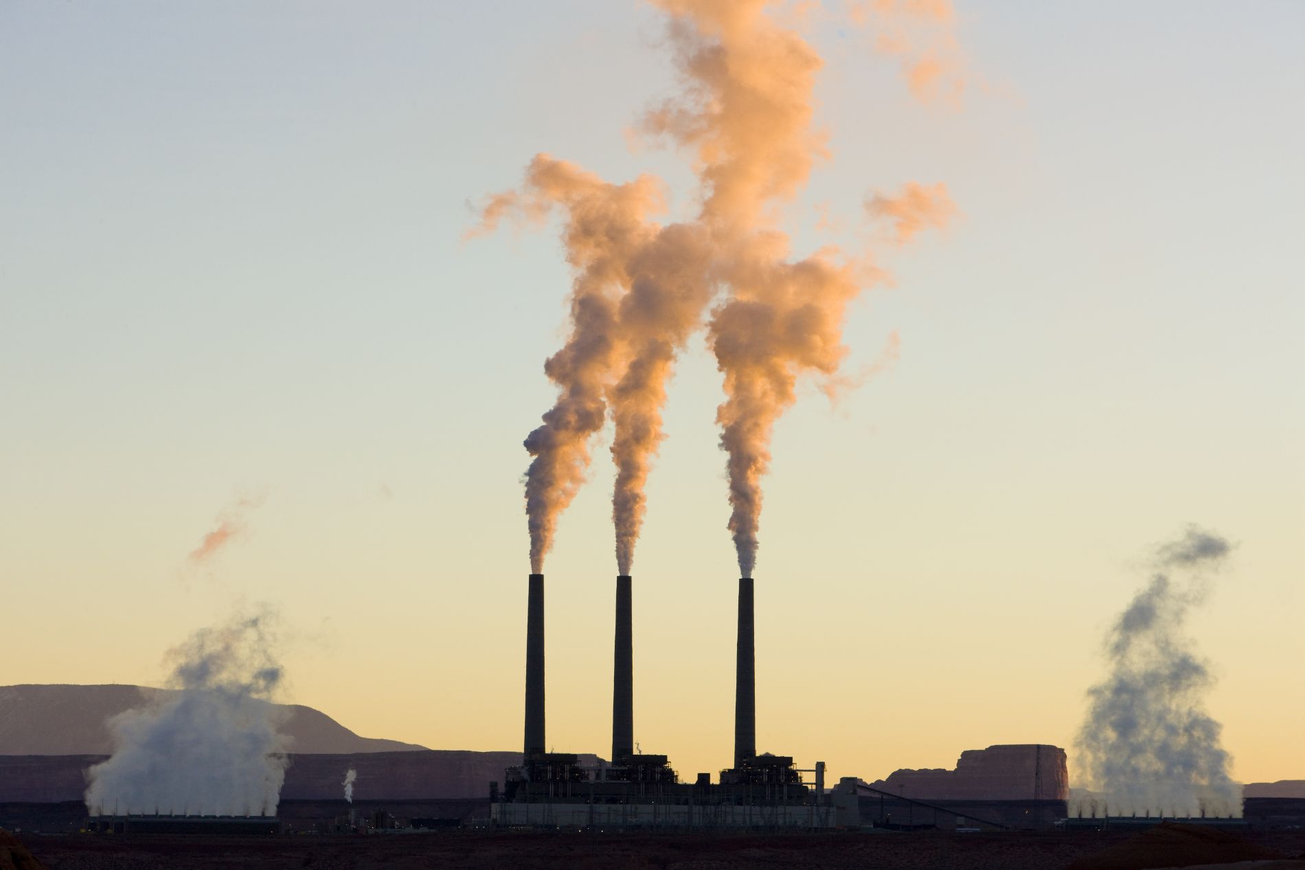 industria che emana gas serra