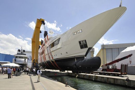 Un yacht a motore privato di lusso mentre naviga in mare