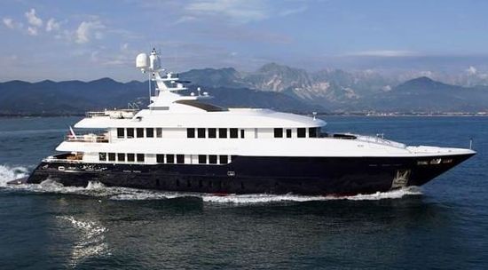 Yacht con tre coperte, piscina ed eliporto in navigazione
