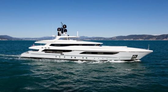 Yacht bianco in navigazione