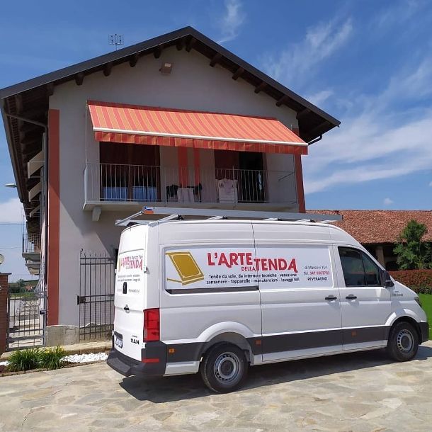furgone azienda durante un intervento in una casa