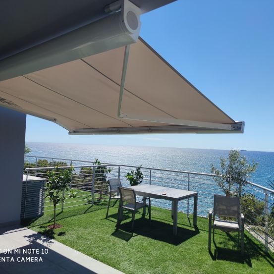 terrazzo con tenda da sole estensibile