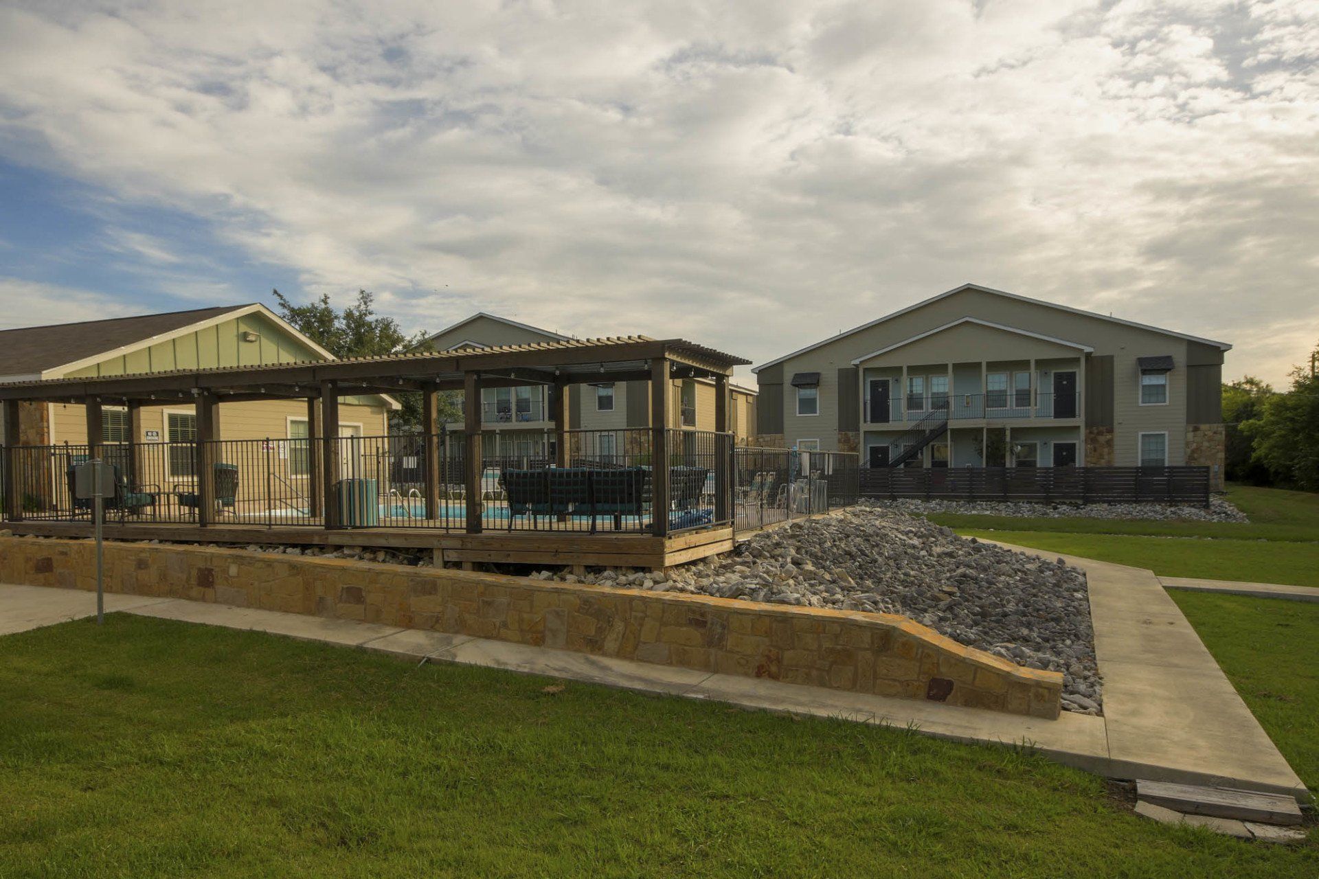 Country Club Apartments Exterior