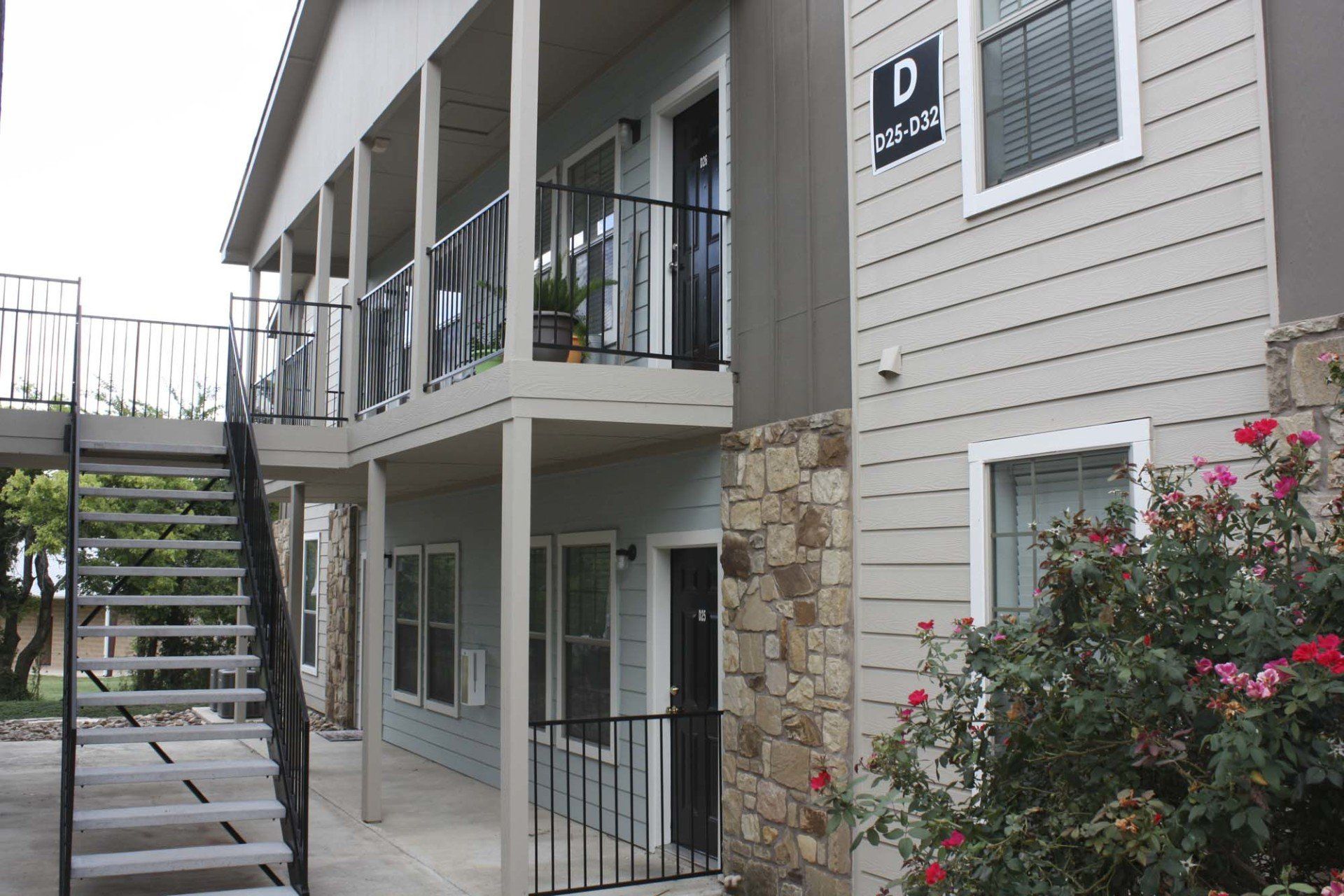 Country Club Apartments Exterior