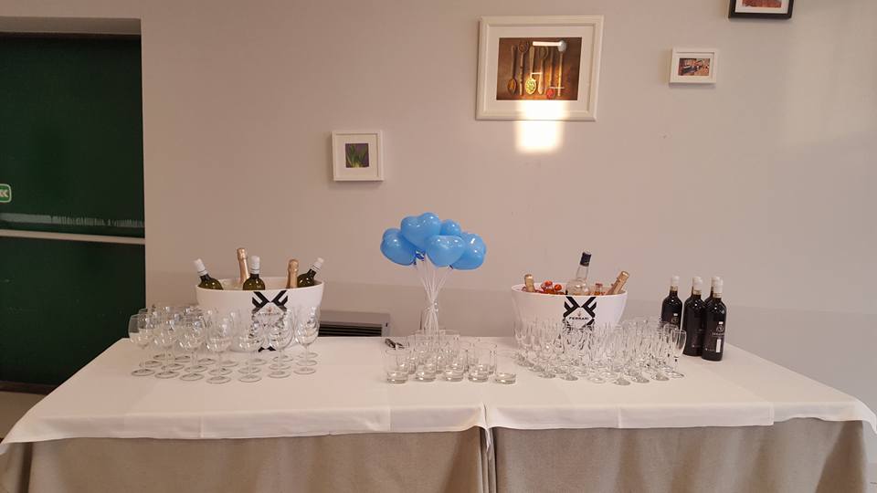 Tavolo imbandito per una festa