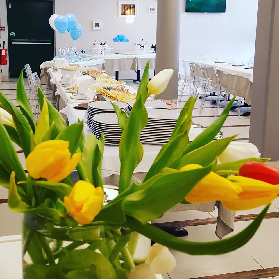 Sala da pranzo di un ristorante preparata per un evento