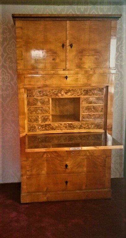 Sekretär aus Holz mit offenen Regalen und Schubladen an einer Wand