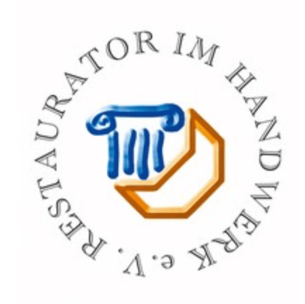 Logo mit blauer und orangefarbener klassischer Säule, umgeben von dem Text „RESTAURATOR IM HANDWERK e.V.“
