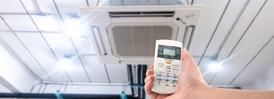 un telecomando per azionare un condizionatore a soffitto