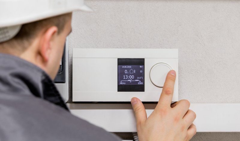tecnico effettua un controllo su impianto di riscaldamento