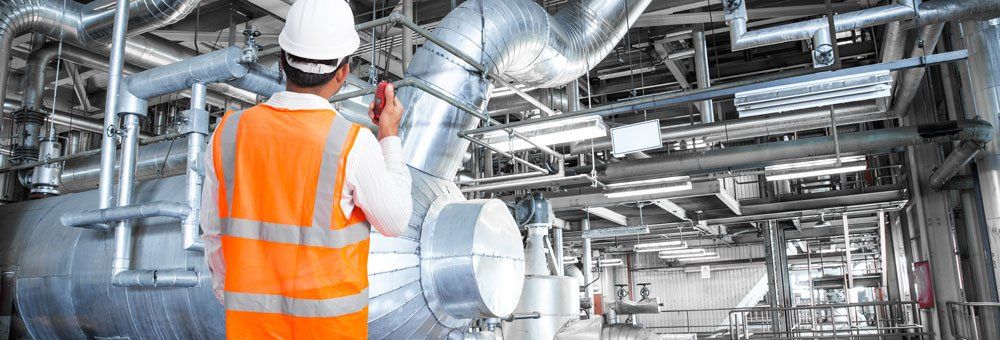 tecnico effettua controlli in fabbrica