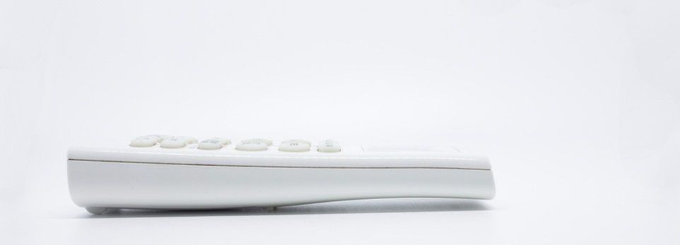 un telecomando bianco