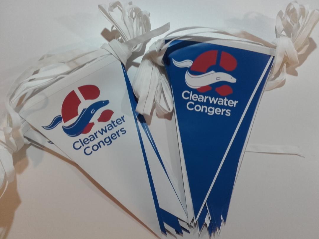 To Clearwater Congers-flag ligger på et bord