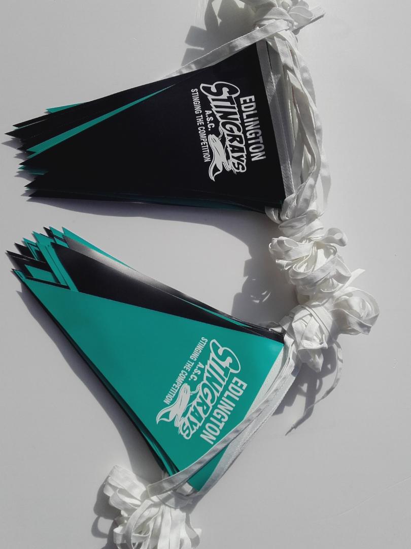 En masse flag, hvor der står 'Ellington Sharks' på dem