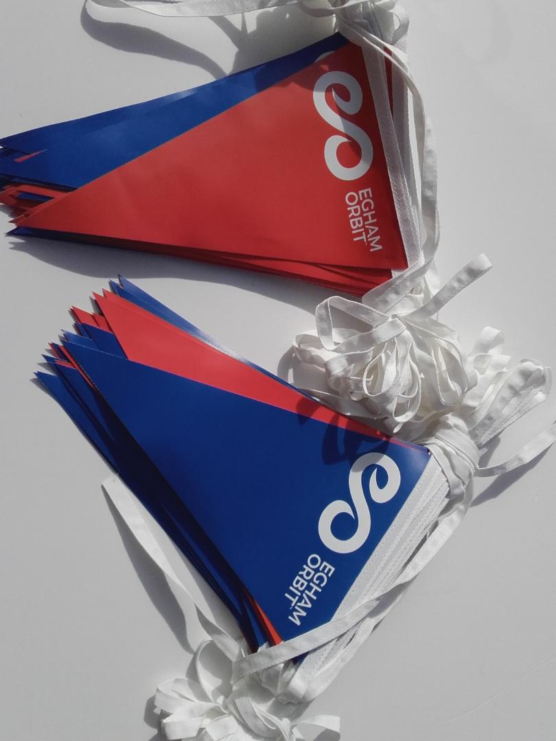To røde og blå flag med bogstaverne ep på dem