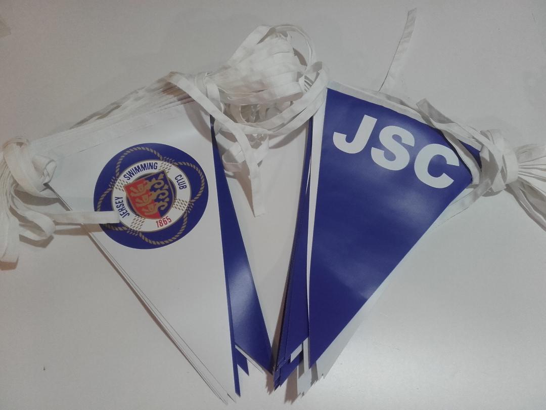 To blå og hvide flag med ordet jsc på