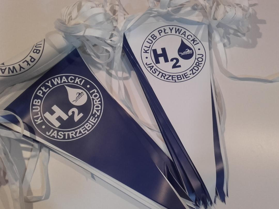 Et blåt og hvidt flag med ordet h2 på