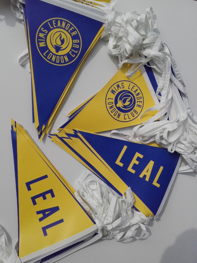 En masse flag med skrift på