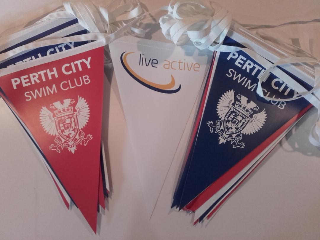 Tre flag med Perth City Swim Club skrevet på dem
