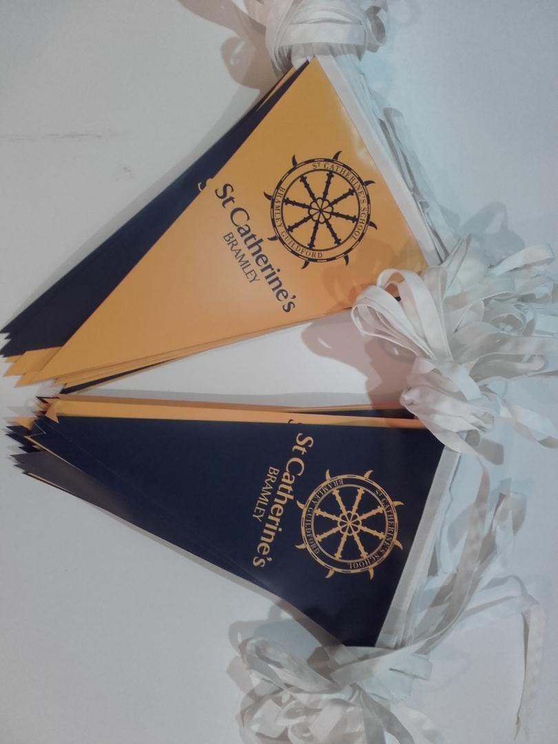 Et blåt og gult flag, hvorpå der står St. Catherine's School