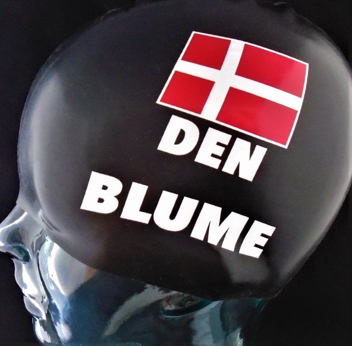 A black balloon with the words den blume on it