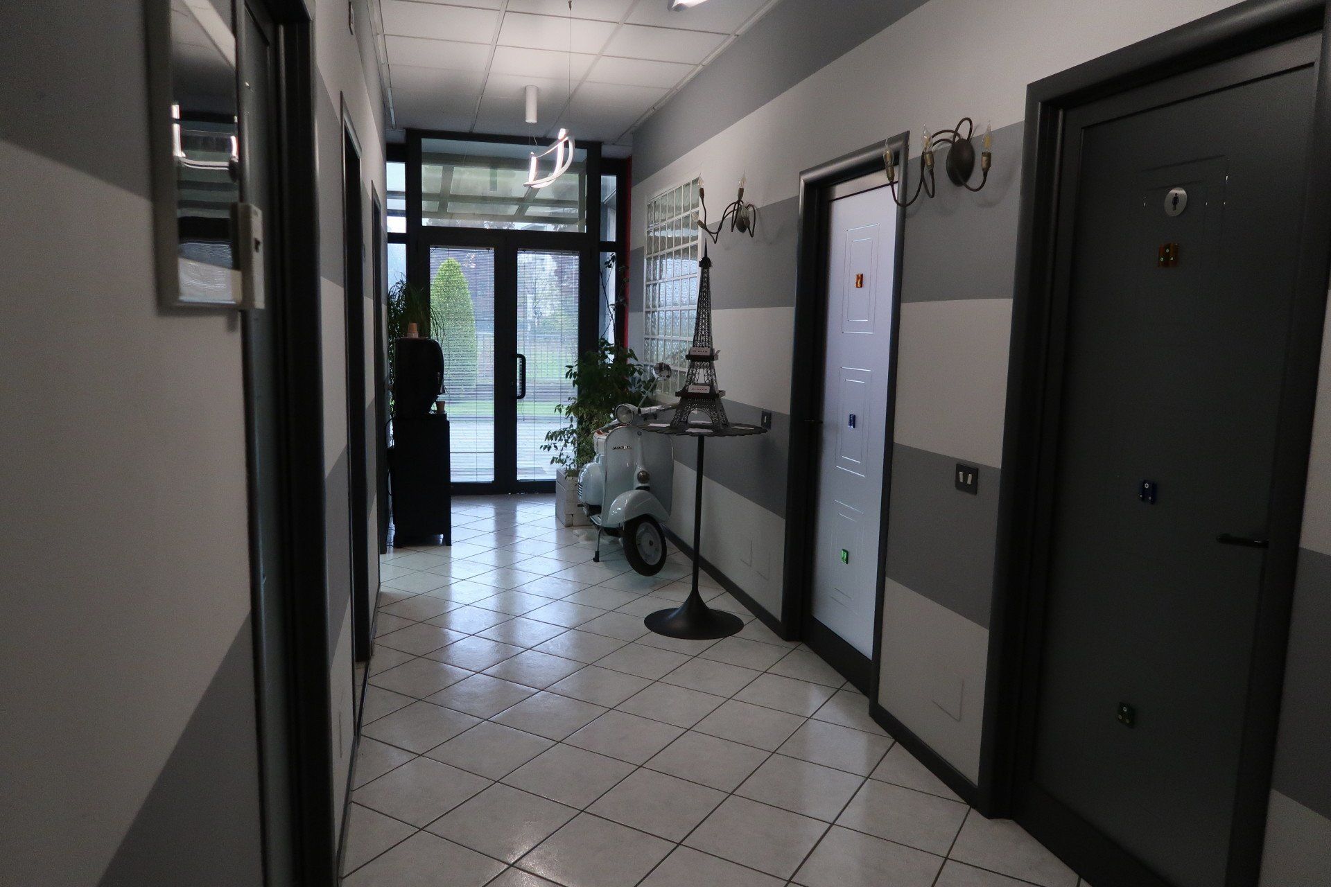 Interno della ditta di vernici