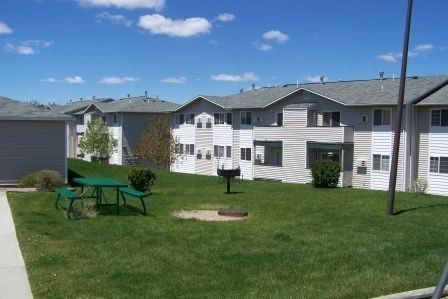 Aspen Court Exterior view of apartments