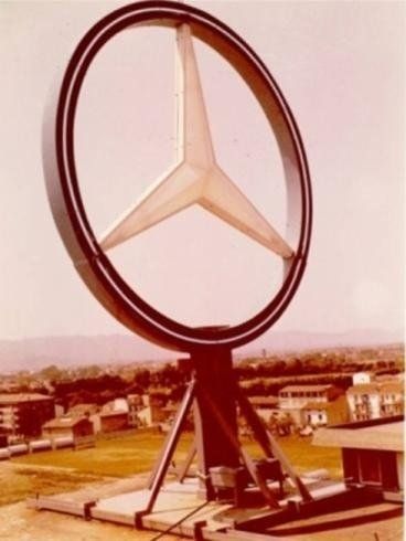 Insegna Mercedes