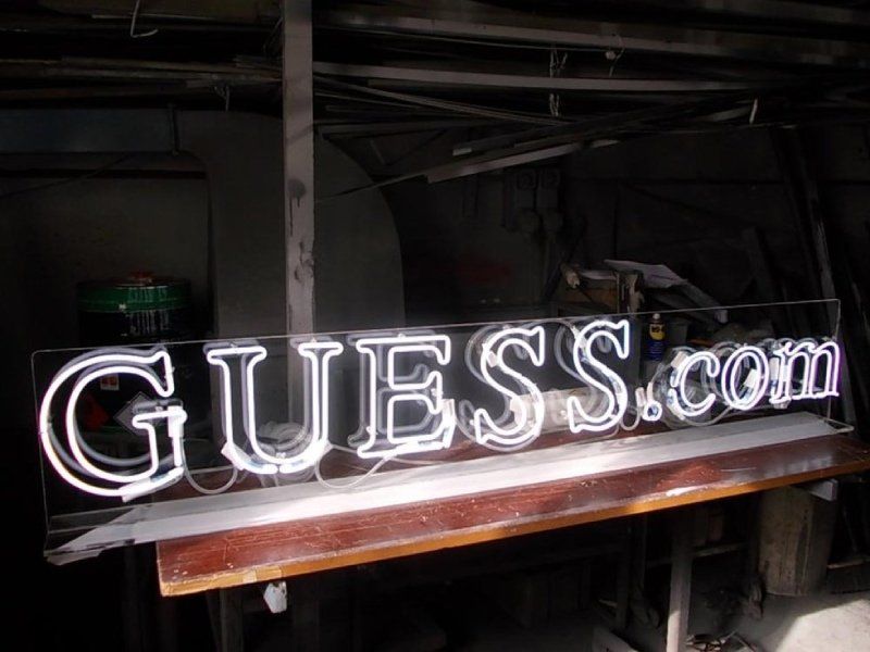 Insegna Guess