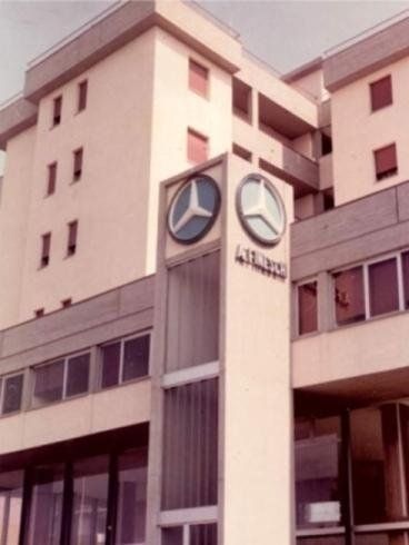 Insegna Mercedes