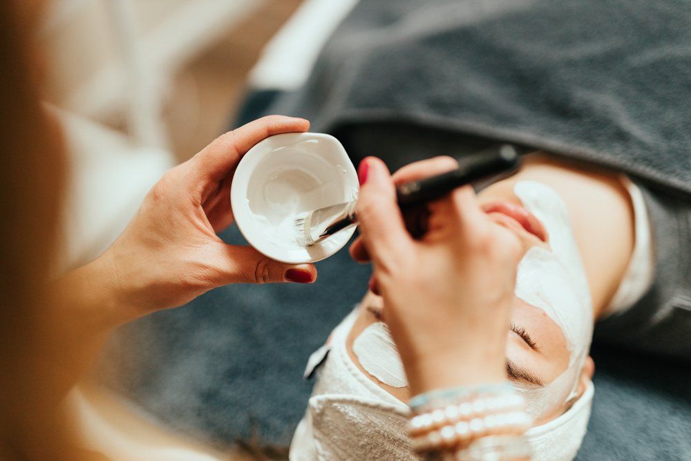 Akne Behandlung Zürich | Gesichtsreinigung | skinra.beauty Kosmetikstudio Zürich