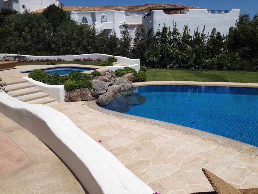 outdoor swimming pools construction