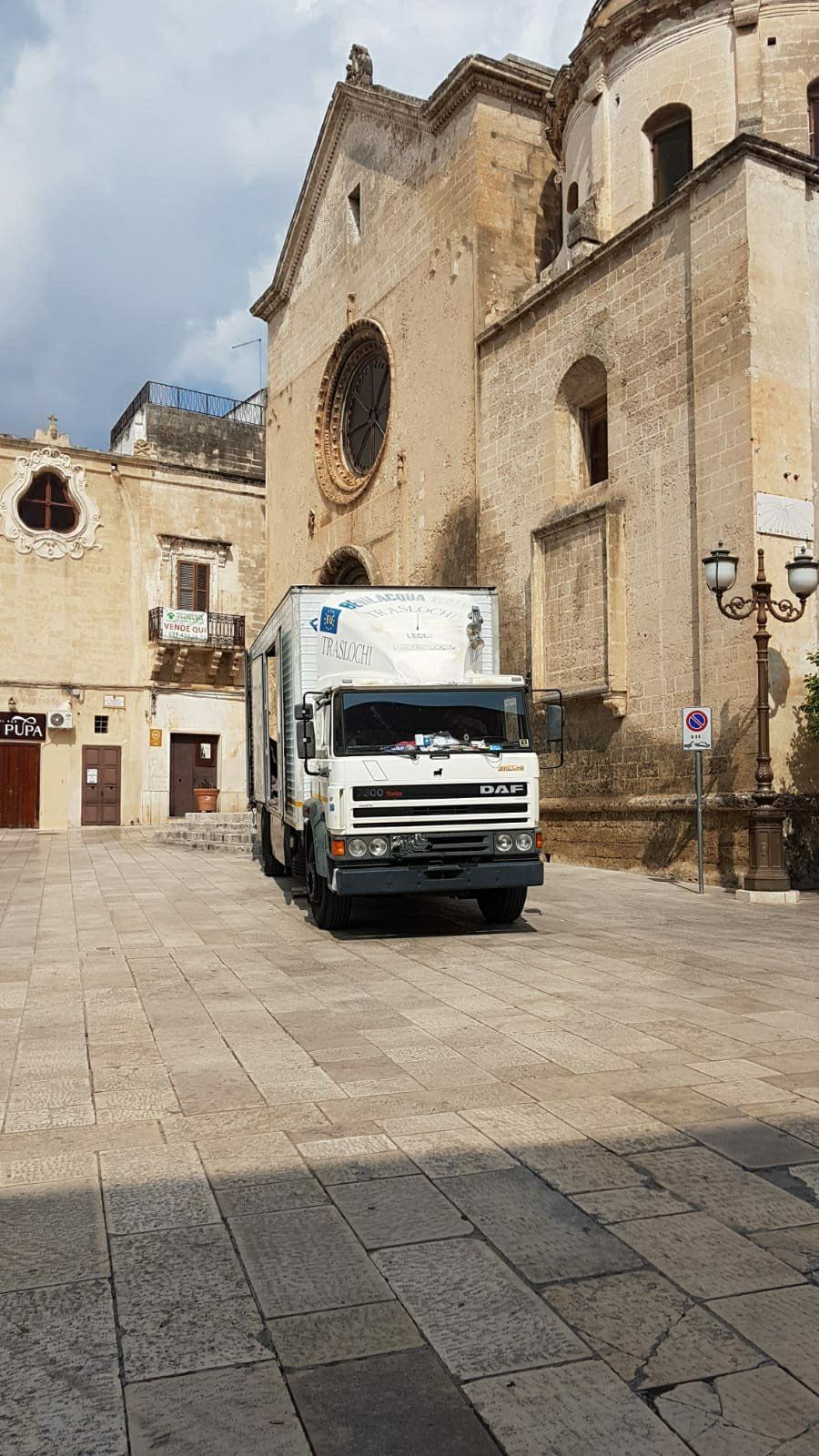 addetto dell'impresa mentre assembla un mobile