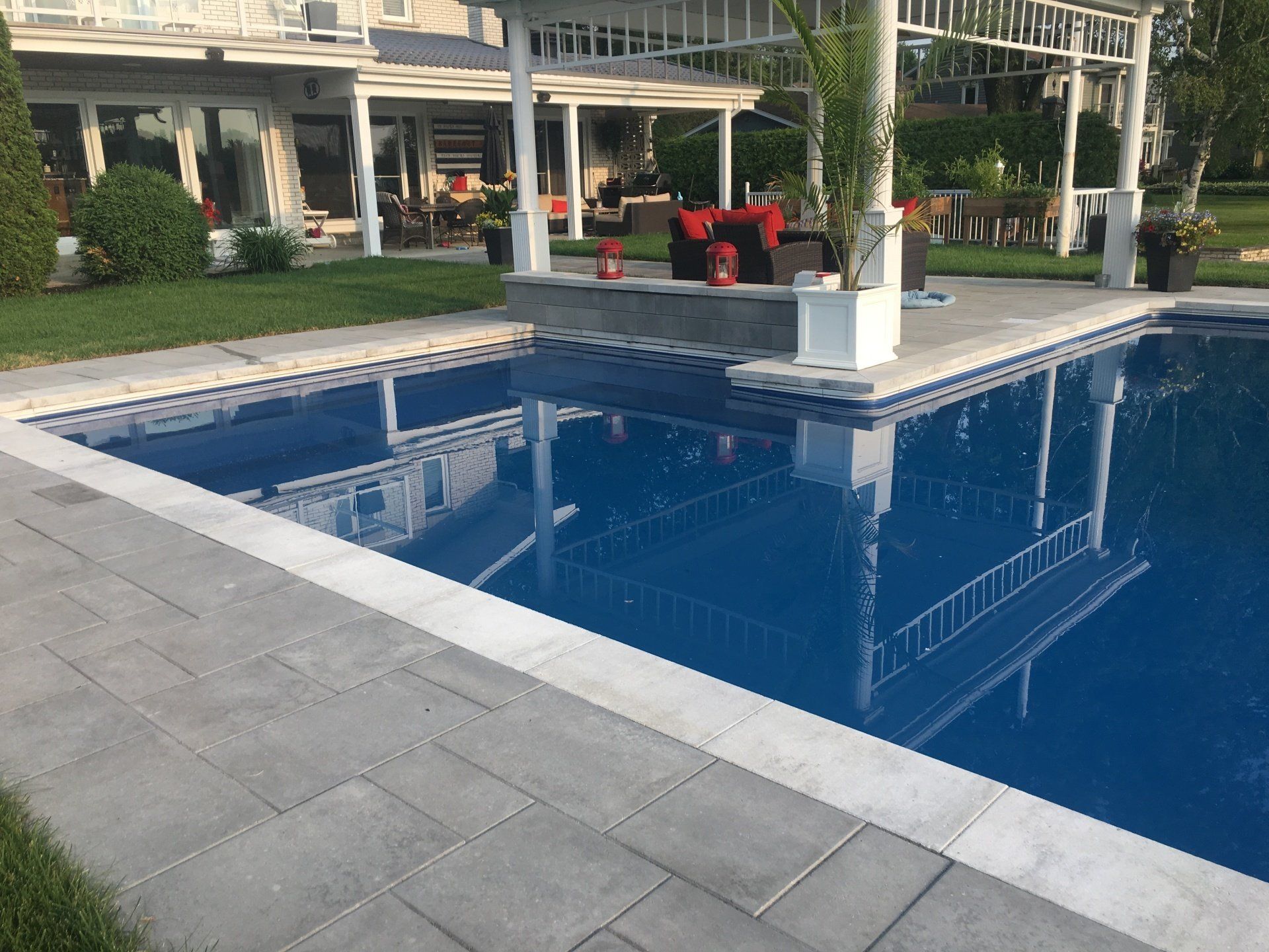 Une grande piscine dans l'arrière-cour d'une maison