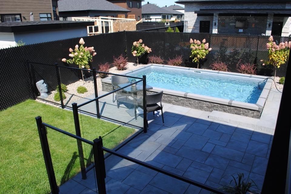 Une grande piscine dans l'arrière-cour d'une maison