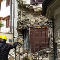 Operaio davanti a casa in ristrutturazione