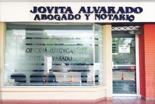 Frente de oficina con ventanas de vidrio esmerilado; letrero 
