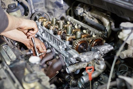 meccanico che ripara motore di un'auto