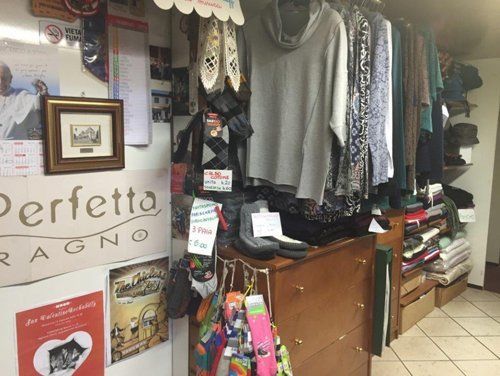 Scaffali con abbigliamento donna