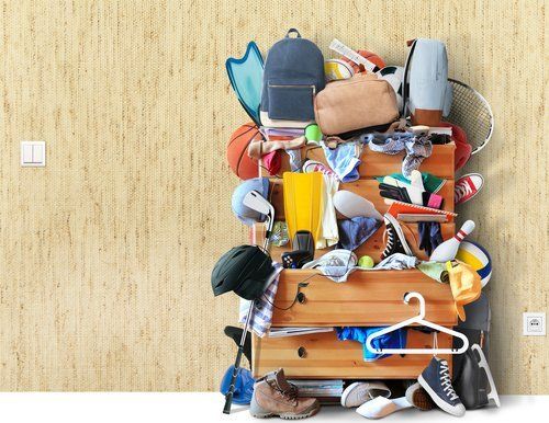 cassettiera con zaini scarpe e altri oggetti