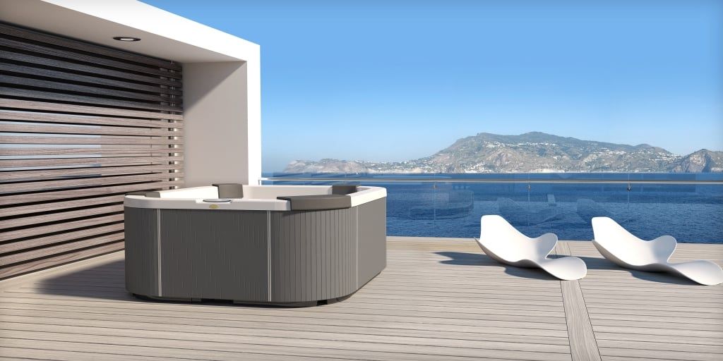 Idromassaggio all'aperto su una terrazza con sedia a sdraio di design