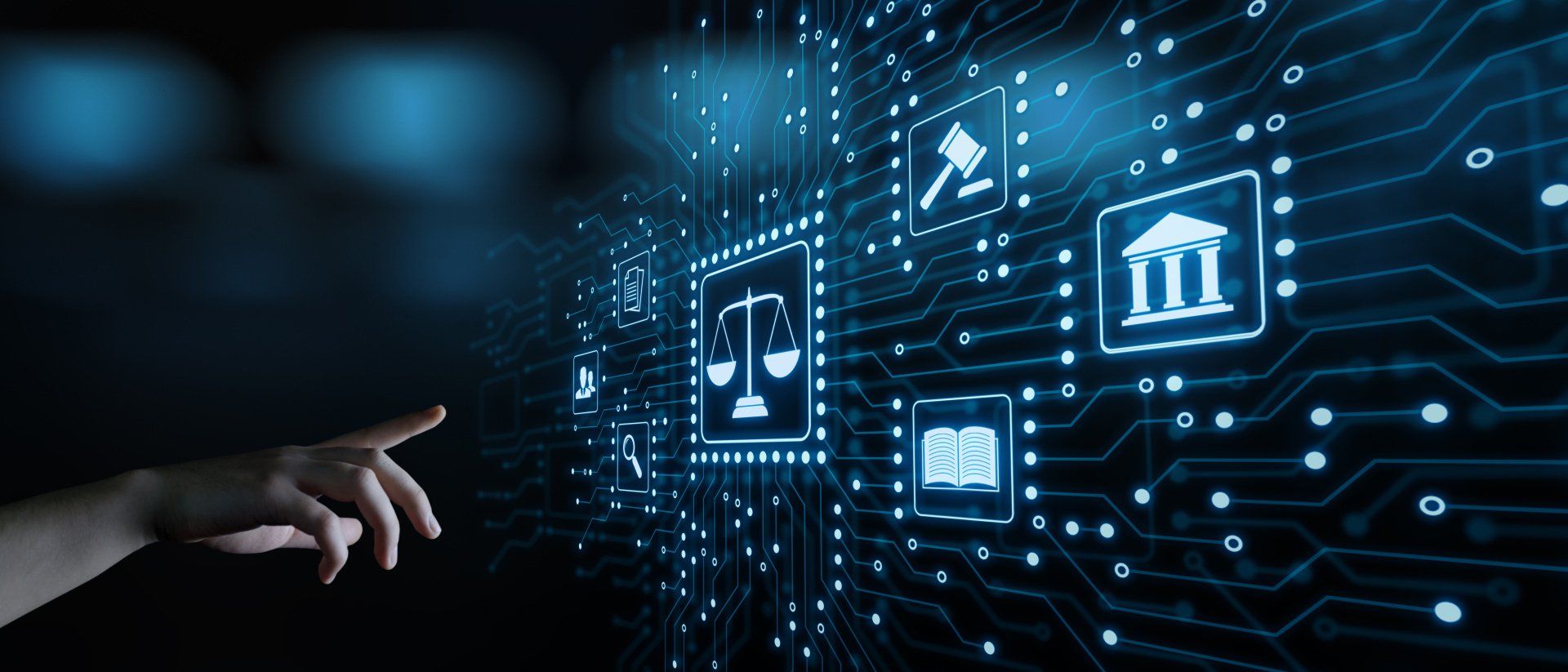 Mão apontando para ícones digitais financeiros brilhantes e linhas de circuito em uma tela azul.