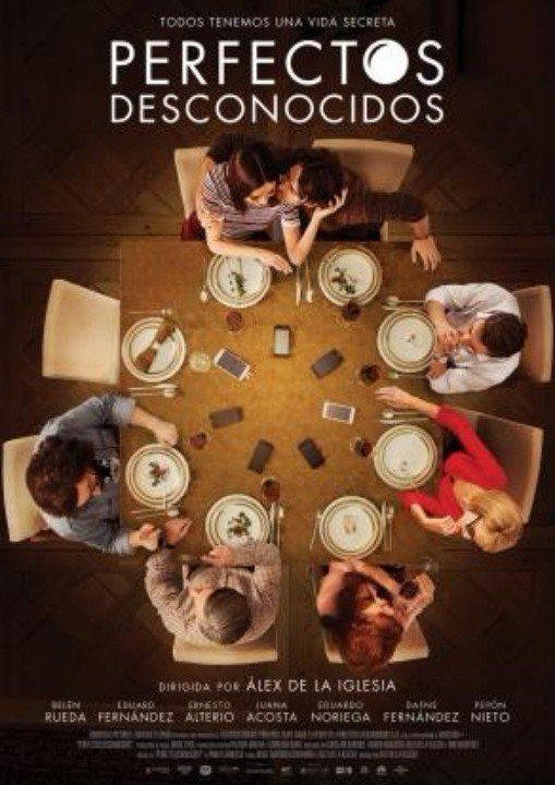Un cartel de la película Perfectos desconocidos muestra a un grupo de personas sentadas alrededor de una mesa.