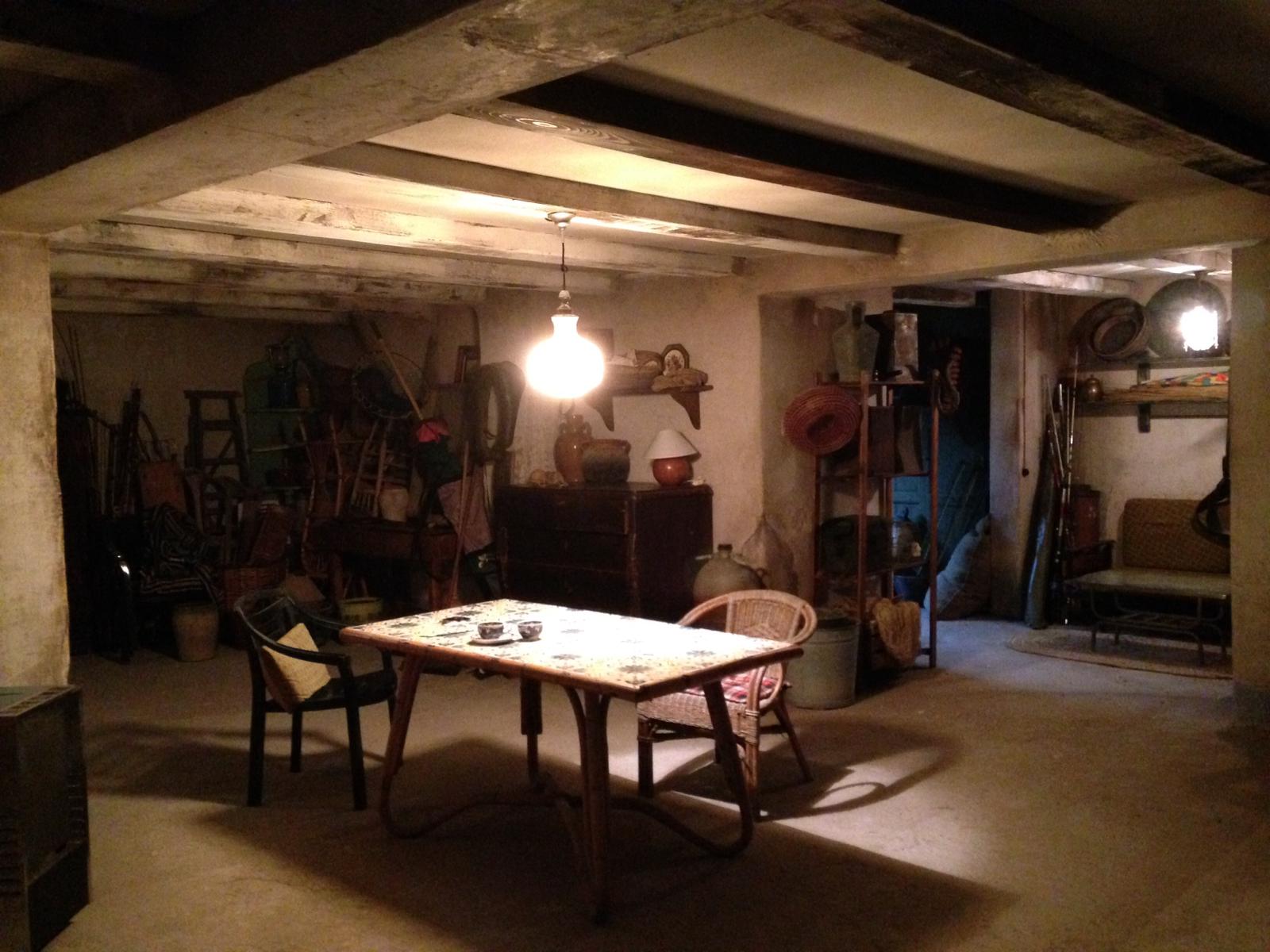 Una habitación con una mesa y sillas.