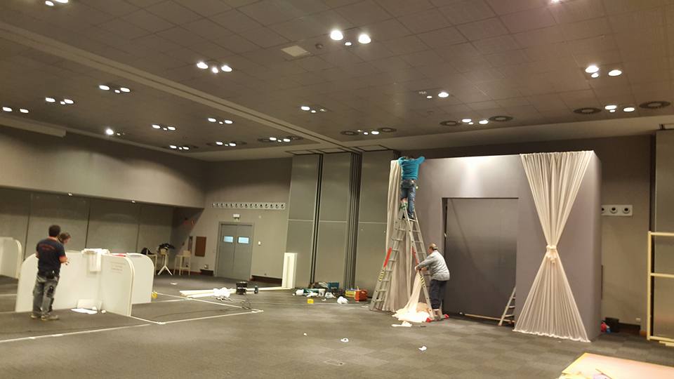 Un grupo de personas está trabajando en una sala grande.